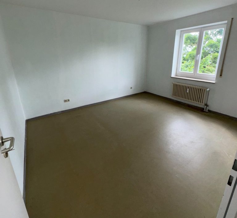 Alt-Text: Nachher-Bild eines stark zugestellten Schlafzimmers in Erlangen, vor Beginn unserer professionellen Entrümpelung.