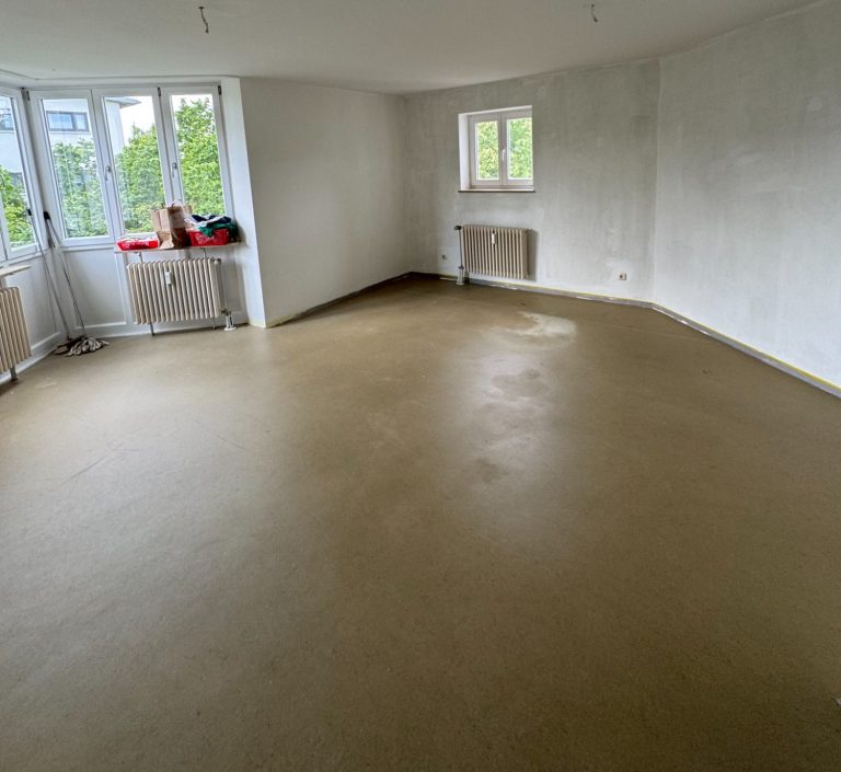 Alt-Text: Nachher-Bild eines stark zugestellten Wohnzimmers in Erlangen, vor Beginn unserer professionellen Entrümpelung.