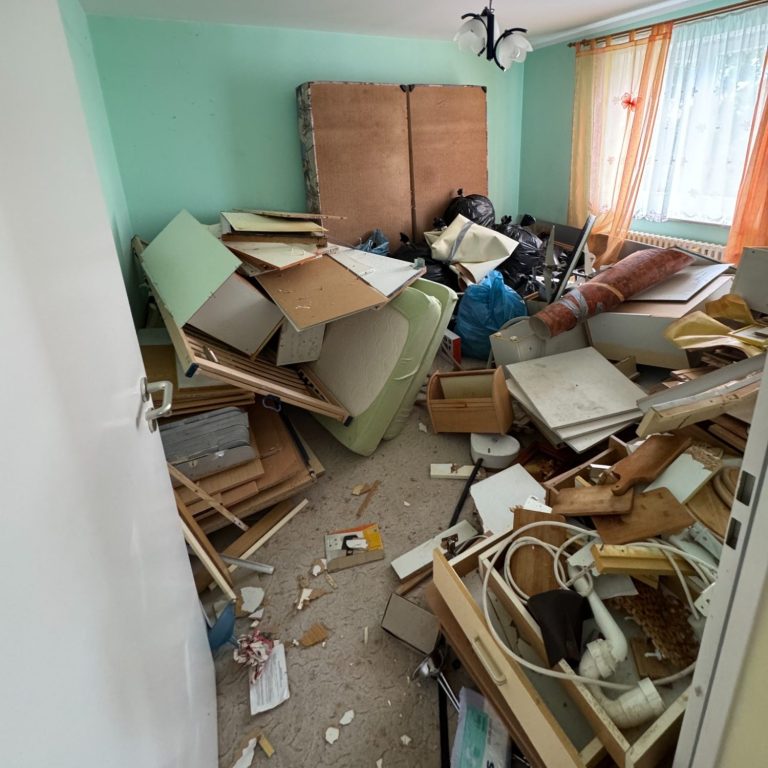 Alt-Text: Vorher-Bild eines stark zugestellten Schlafzimmers in Erlangen, vor Beginn unserer professionellen Entrümpelung.